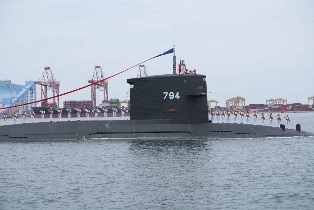 潛艦國造原型艦16日舉行安龍儀式，象徵建造艦體（壓力殼）工程正式啟動，緊接著才是難度的開始。圖為國軍現有劍龍級潛艦。（資料照片／李景濤攝）