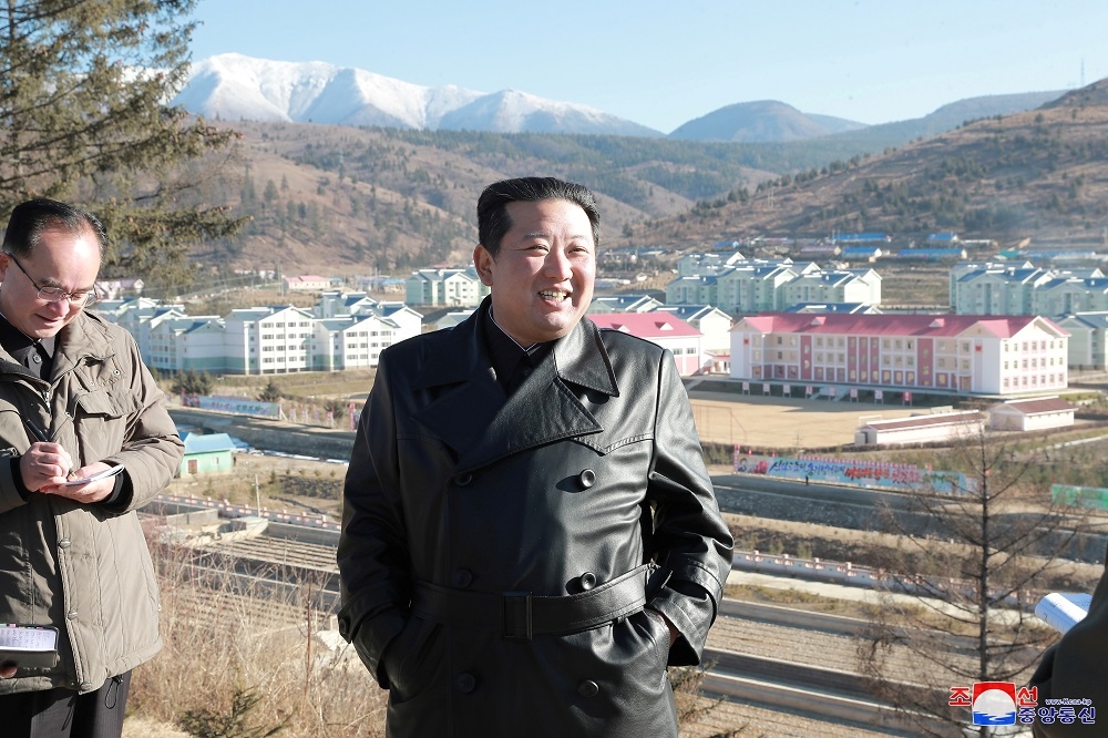 北韓領導人金正恩造訪長白山附近的三池淵市。（湯森路透）