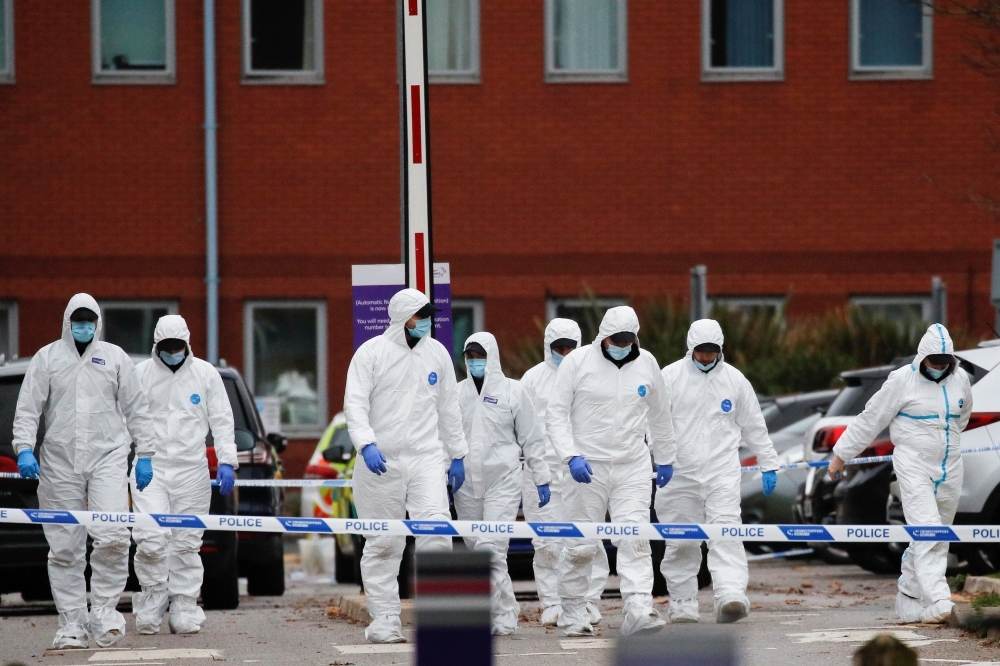 利物浦一家婦女醫院外發生炸彈攻擊事件，相關人員進行蒐證。（湯森路透）