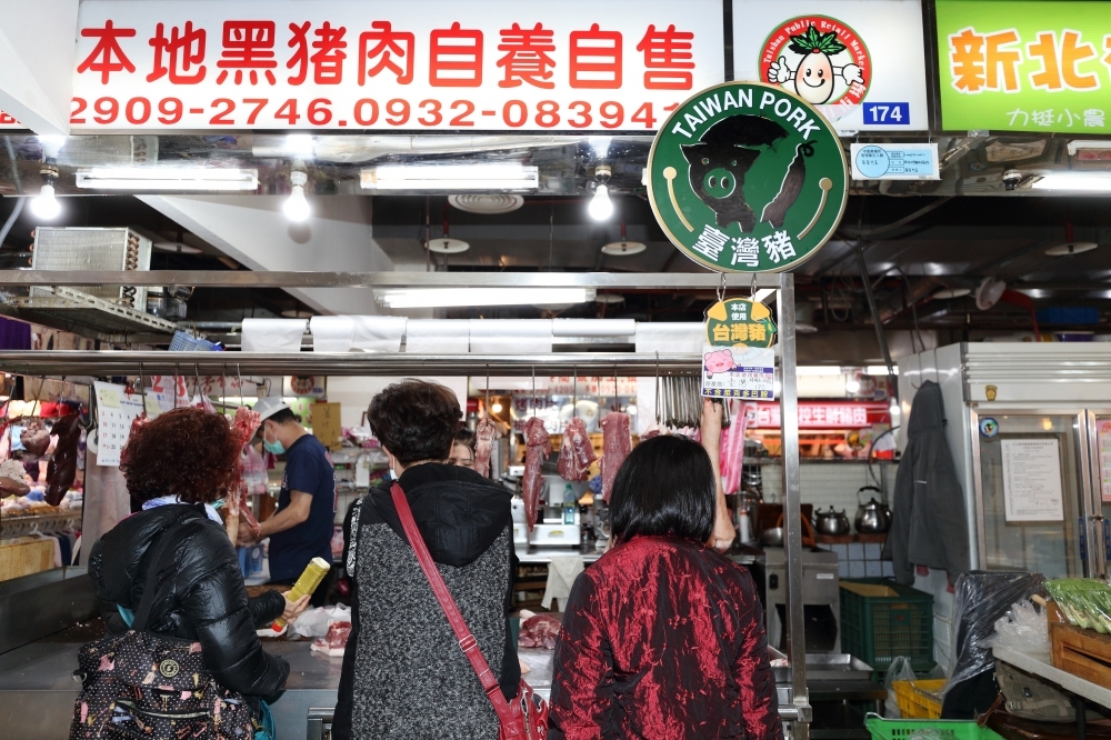 國民黨質疑，電商平台可輕易買到衛福部推行的「台灣豬貼紙」，政府把關豬肉的螺絲正鬆動中。圖為經濟部推出的台灣豬標章。（資料照片／陳愷巨攝）