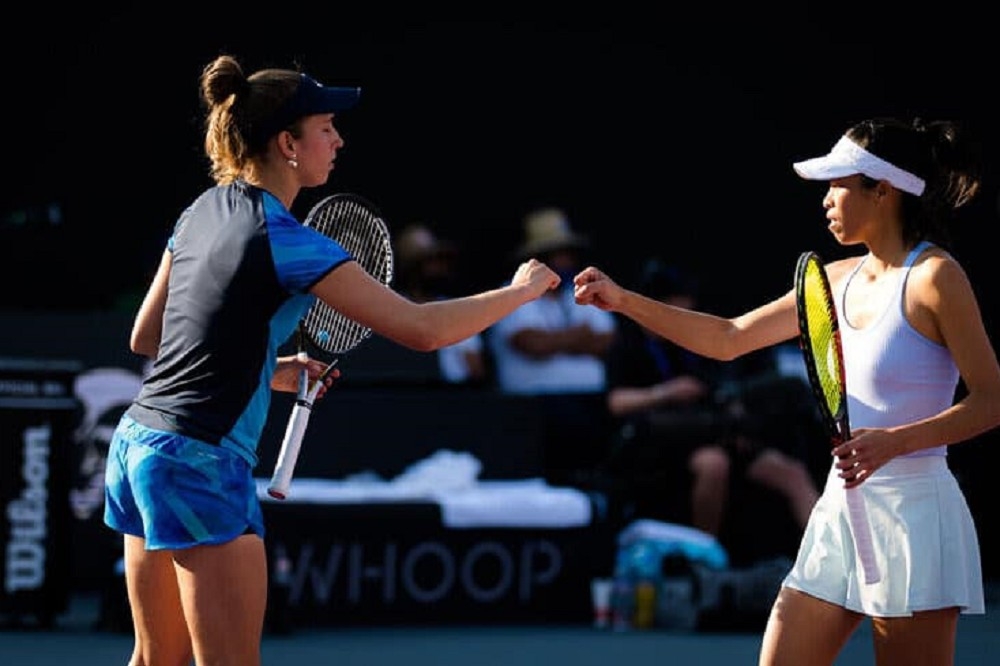 台灣網球一姊謝淑薇與比利時女將梅丹斯在WTA年終總決賽小組賽第3戰，晉級四強賽。（取自Su-Wei Hsieh 夢遊寫真人謝淑薇臉書）