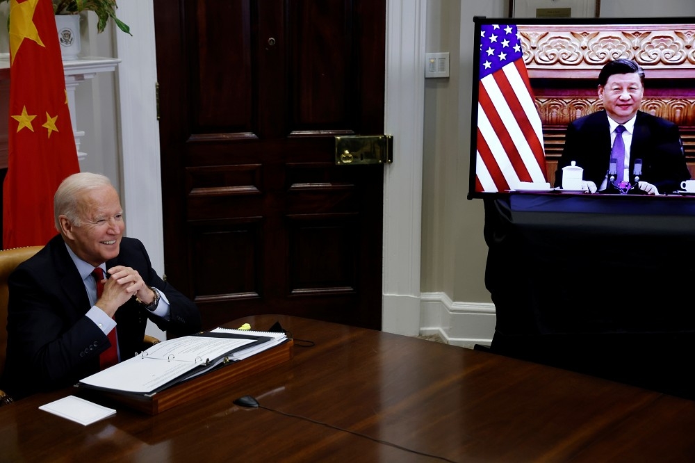 美中視訊峰會16日順利落幕，美國總統拜登當著習近平的面說，美國利益在於確保台海現狀不被受片面行為改變，他也直指北京「一些行為」有違兩岸和平。（湯森路透）