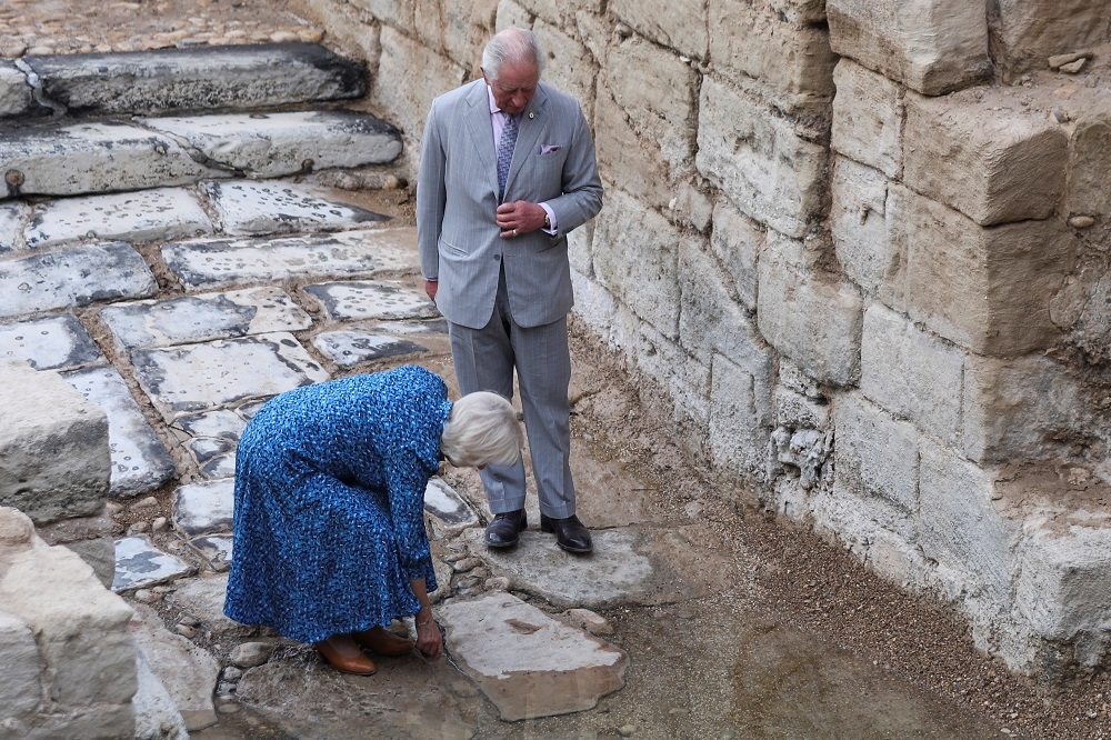 英國查爾斯親王夫婦在約旦河受浸處。（湯森路透）