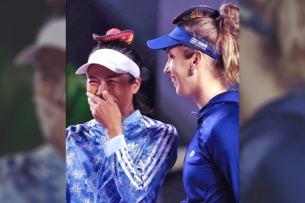 網球女雙「台比組合」謝淑薇（左）和梅丹斯17日打敗日本組合，成功挺進世界女子職業網球協會年終總決賽。（取自Elise Mertens 臉書）