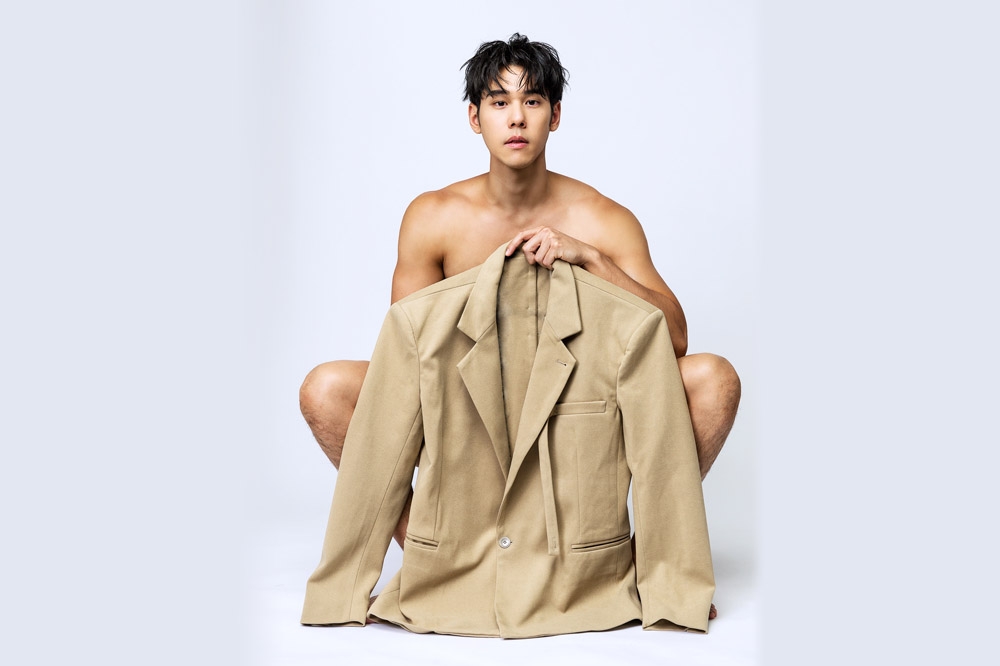 周予天將推出新輯《IDoL》，在形象照中嘗試全裸入鏡，並用西裝巧妙遮住重點部位。（星空飛騰提供）