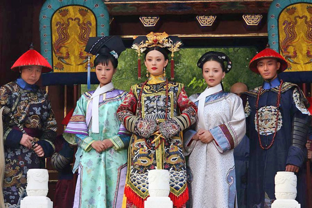 中國女星孫儷（中）主演的《後宮甄嬛傳》17日迎來開播10周年。這10年來，該劇在中國重播超過3000次，在台灣也重播30次以上，是兩岸最火紅，評價最高的宮鬥劇。（取自後宮甄嬛傳微博）