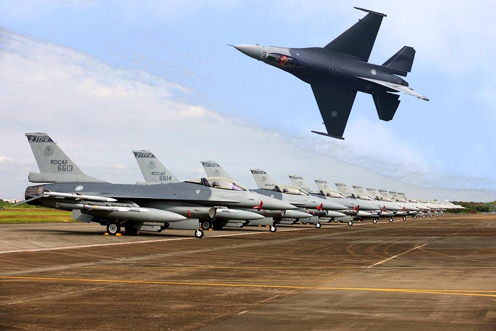 空軍18日在嘉義空軍基地舉行F-16V性能提升接裝成軍典禮，新型各型飛彈陸續到位後，F-16V將具備遠程對陸、海、空的攻擊能量，是平衡兩岸空中兵力關鍵。（合成畫面／陳愷巨攝）