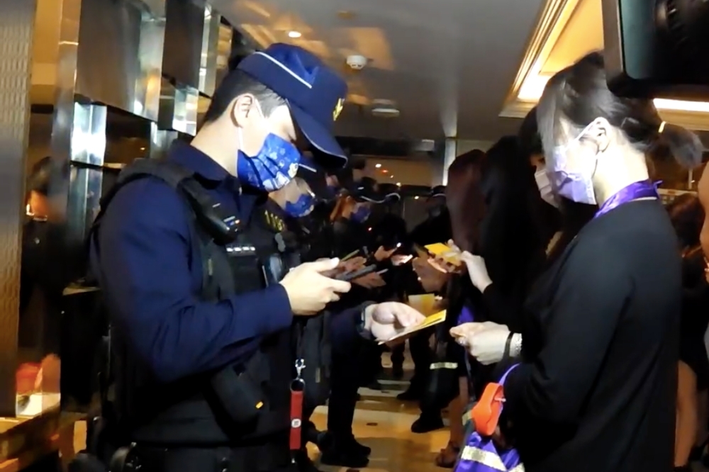 台北市警方前往酒店臨檢，當場查核工作人員小黃卡。（翻攝畫面）