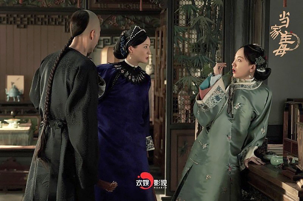 中國女星蔣勤勤（中）主演的《當家主母》開播後熱議不斷，，戲中她狠打楊蓉（右）來真的，又成為話題。（取自微博）