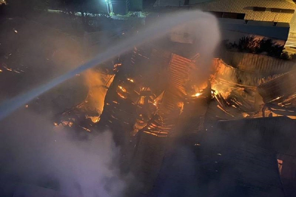 苗栗縣竹南鎮2家紙器工廠19日深夜發生大火，消防局出動19輛消防、救災車輛及41名消防員漏夜搶救。（苗栗縣消防局提供）