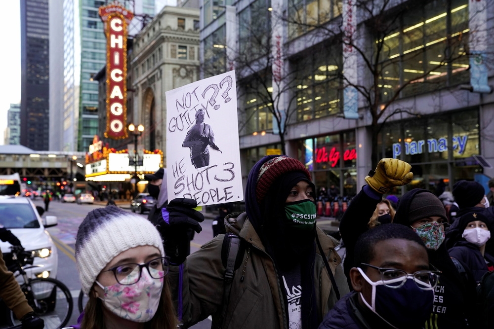 芝加哥千人上街示威，反對威州法院無罪釋放黎頓豪斯。（湯森路透）