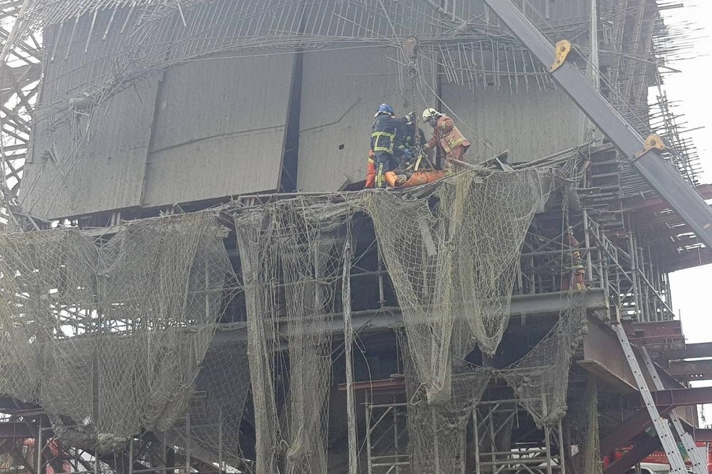 新北三峽三鶯環狀線捷運工程20日發生橋墩灌漿倒塌事故，導致3死2傷，施工廠商遭罰84萬元。 （取自記者爆料網臉書）