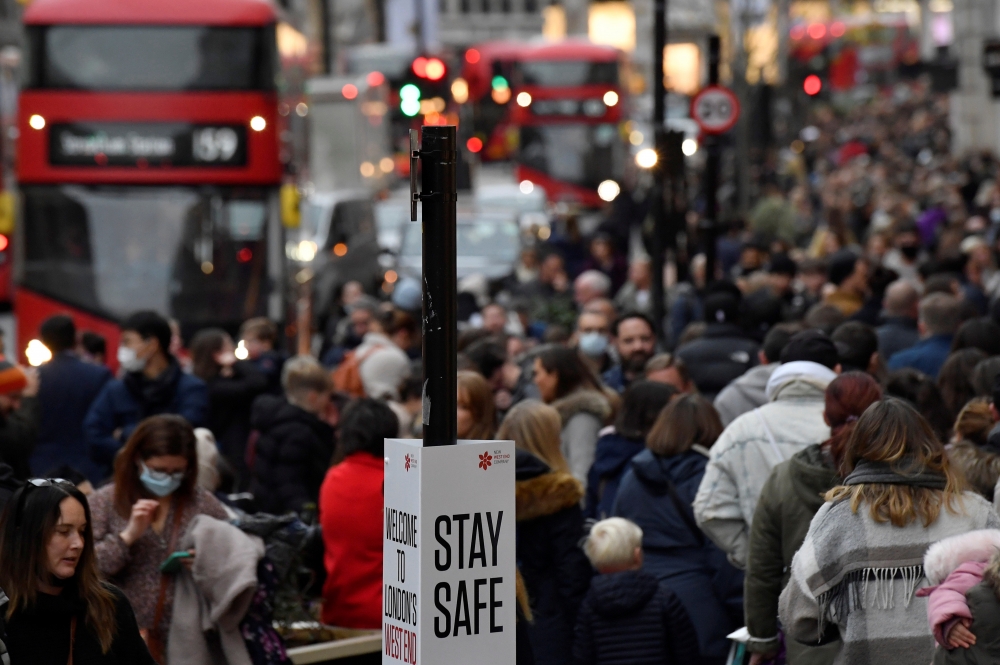 英國大批民眾未配戴口罩，走在倫敦熙來攘往的街上。（湯森路透）