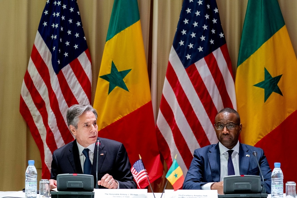 美國國務卿布林肯（左）與塞內加爾經濟部長霍特（右）會談。（湯森路透）