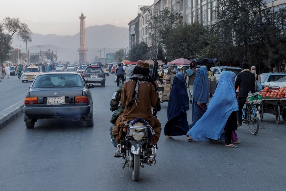 神學士掌權後的喀布爾，婦女穿著布卡（burqa）罩袍走在街頭。（湯森路透）