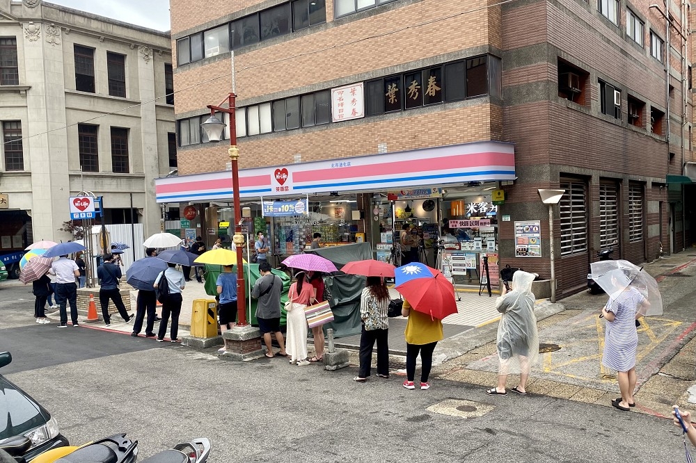 針對超商店員遭刺死案，萊爾富22日率先宣布即起將不主動規勸顧客佩帶口罩。（資料照片／張哲偉攝）