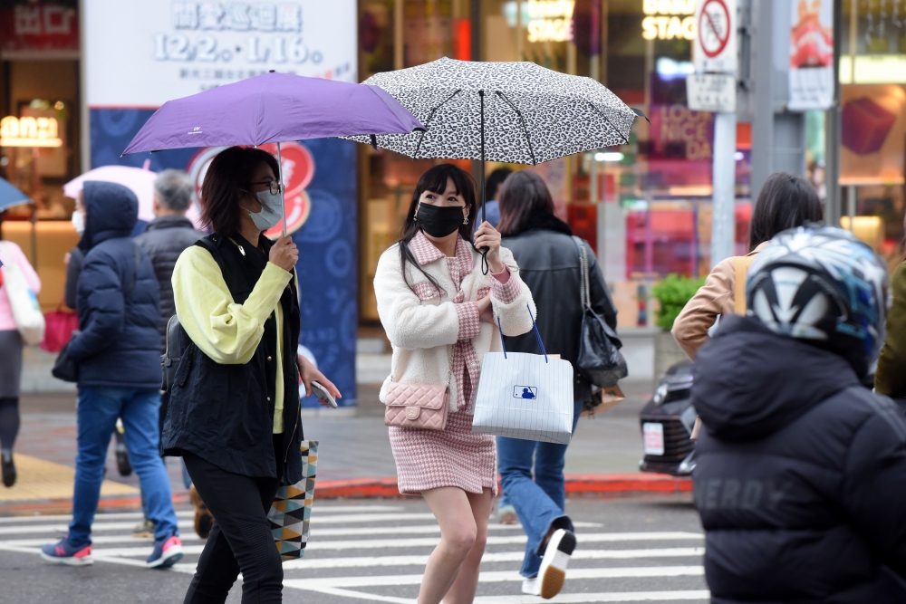 冷空氣發威，全台最低溫降至12度，24日更有可能持續下探至11度。（張哲偉攝）