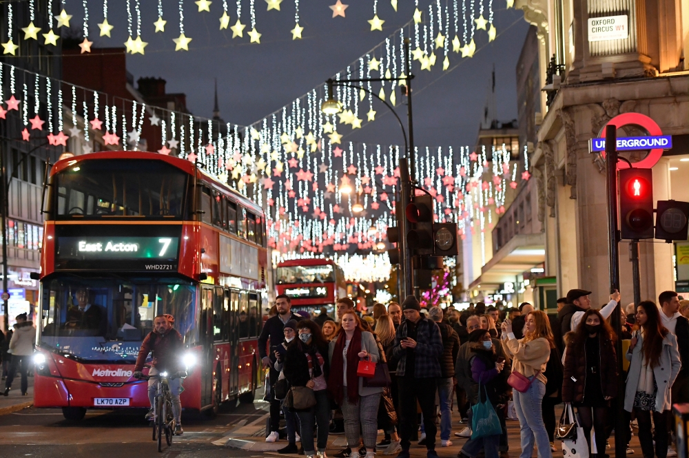 英國倫敦街頭已掛上聖誕燈飾，卻可能迎接另一場「遠端聚會」。（湯森路透）