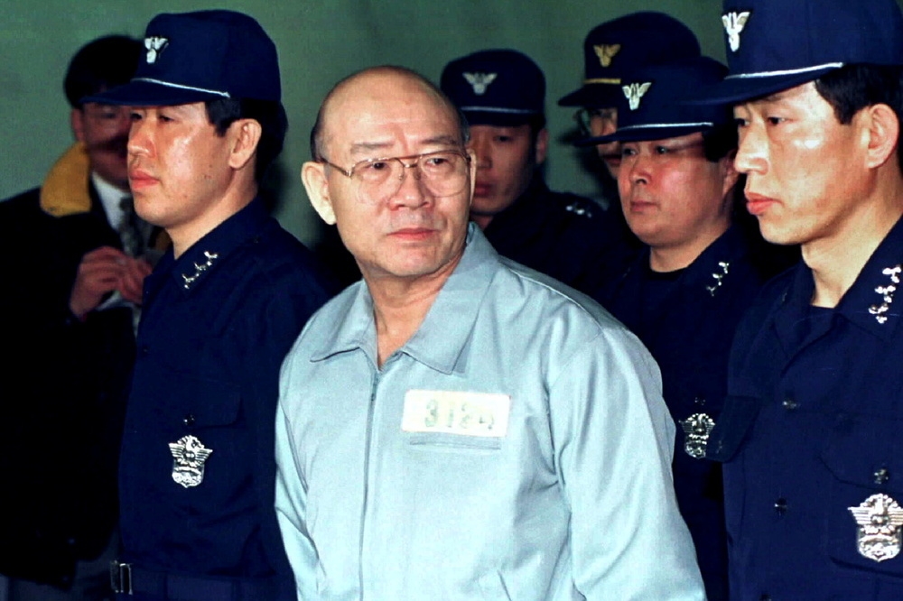南韓前獨裁總統全斗煥（中央）生前獲得特赦出獄。（湯森路透）