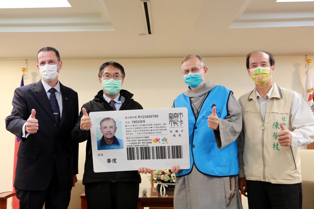 台南市長黃偉哲宣布擴大敬老卡發卡對象，23日發出第1張外籍敬老卡給在台南住了20多年的畢度神父。（台南市政府提供）