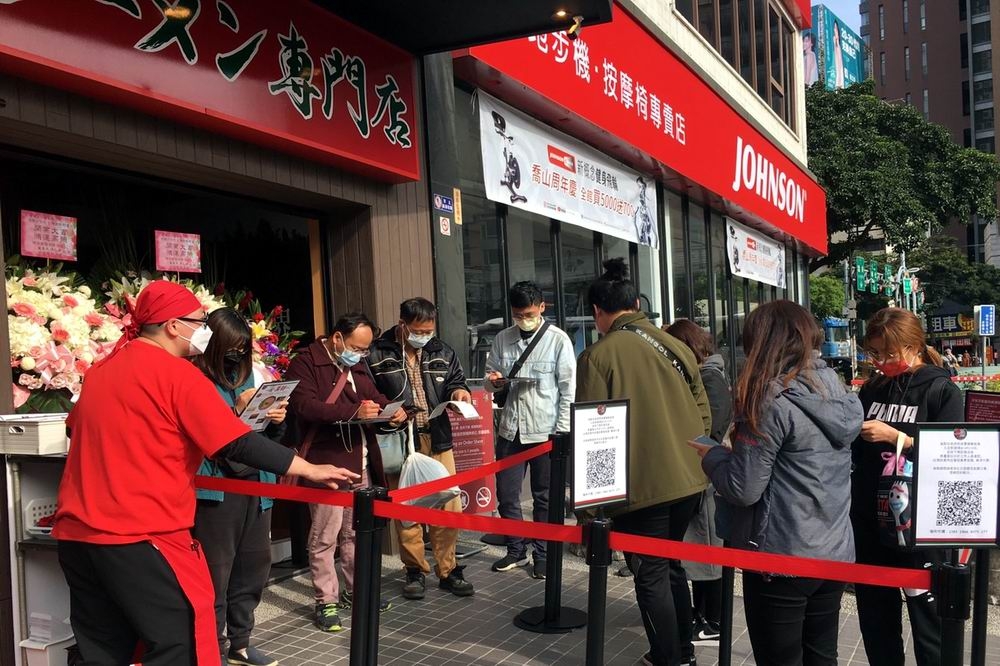一蘭台灣台中店24日開幕前已排了超過兩百人。（楊文琳攝）