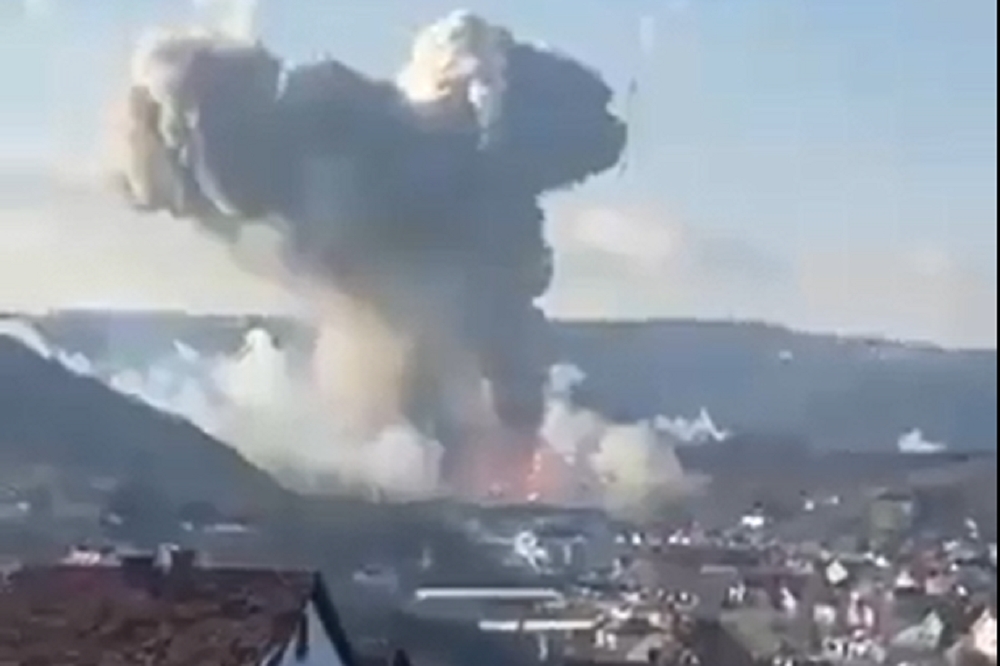 塞爾維亞工廠爆炸一景。（推特截圖）