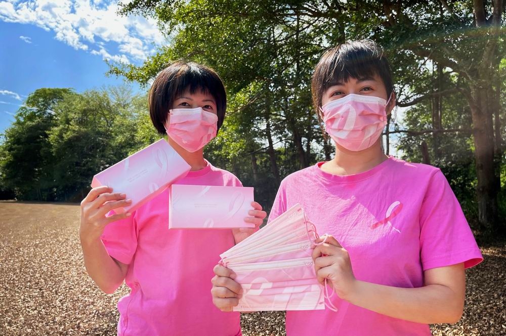 中衛「粉紅絲帶」口罩宣導防治乳癌。（業者提供）