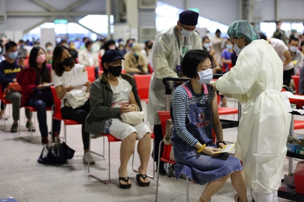公費新冠疫苗接種11月22日開放第二劑混打，在施打站等候接種的台灣民眾。（資料照片／陳愷巨攝）