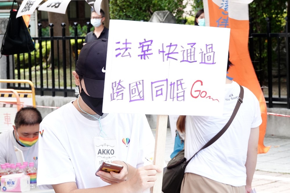 台灣與新加坡同性伴侶小C和美蘋，25日獲判撤銷戶政事務所不准登記的原處分。圖為去年遊行。（資料照片／王侑聖攝）
