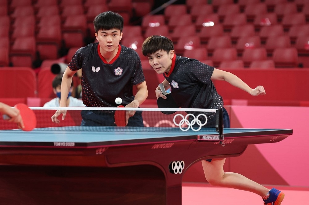 我國「黃金混雙」林昀儒、鄭怡靜（右），分別在男、女單桌球賽中，輕鬆即便對手，挺進32強。（資料照片／取自中華民國體育運動記者協會臉書）
