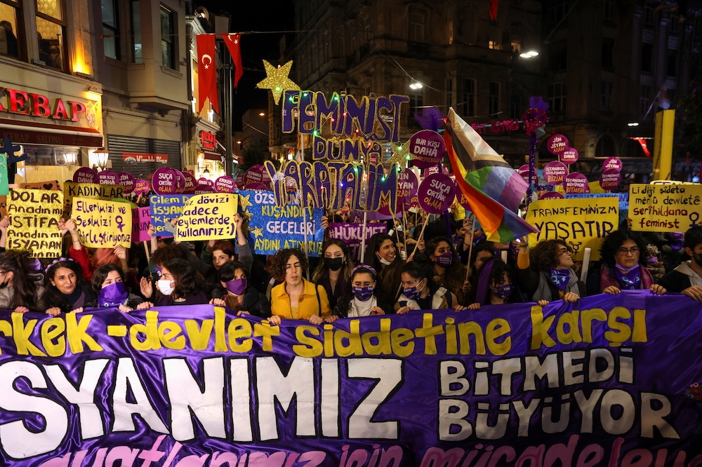 土耳其女性25日上街呼籲終結對婦女的暴力行為。（湯森路透）