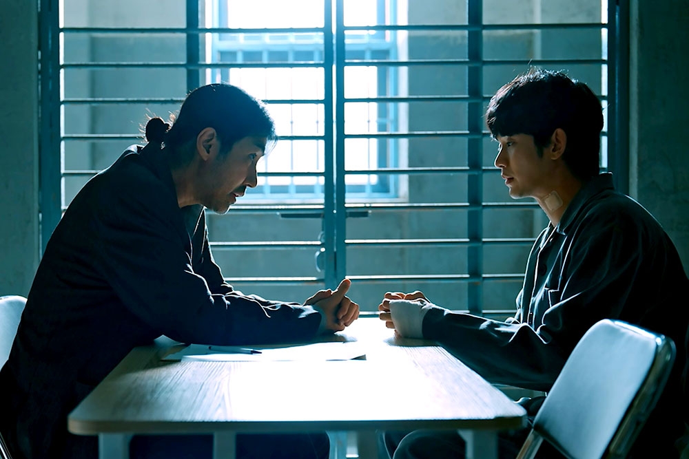 金秀賢（右）和車勝元首度合作，分別在新戲《某一天》飾演被誣陷的大學生以及落魄的三流律師。（friDay提供）