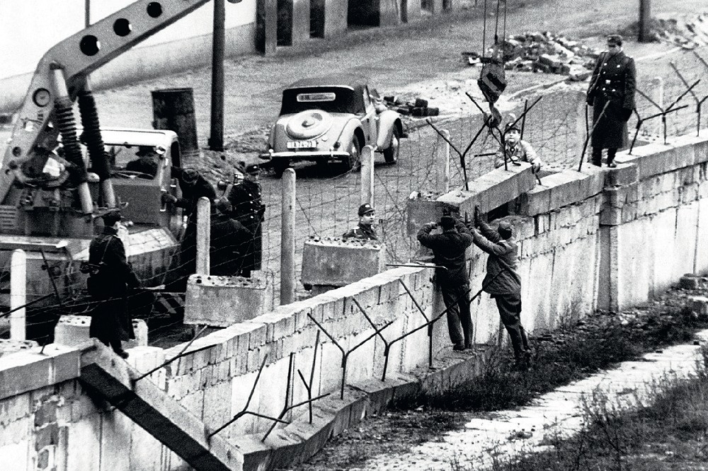 一九六一年六月六日建立的柏林圍牆，阻斷了東德人移民西德之路。（麥田出版​社提供）