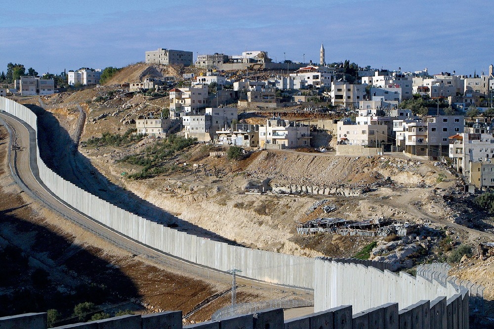 約旦河西岸分隔巴勒斯坦人和以色列人的圍牆。（麥田出版​社提供）