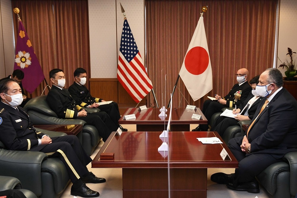 日本防衛大臣會見美國海軍軍官，資料照片。（湯森路透）