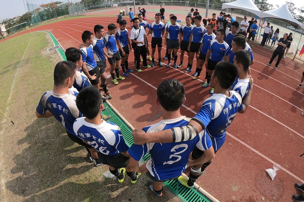陸軍官校橄欖球隊20日於鳳山舉辦迎新活動，4年級學長十多人對陳同學「拳打腳踢」。圖為橄欖球隊平時訓練畫面。（取自陸軍官校橄欖球隊臉書）