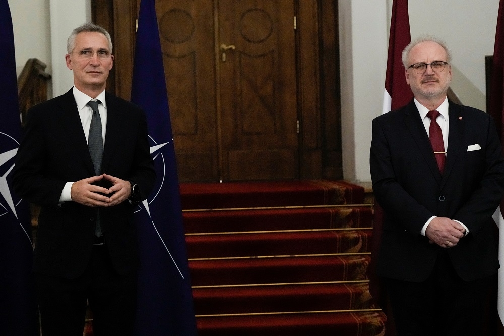 北約秘書長史托騰伯格和拉脫維亞總統列維斯特見面。（湯森路透）