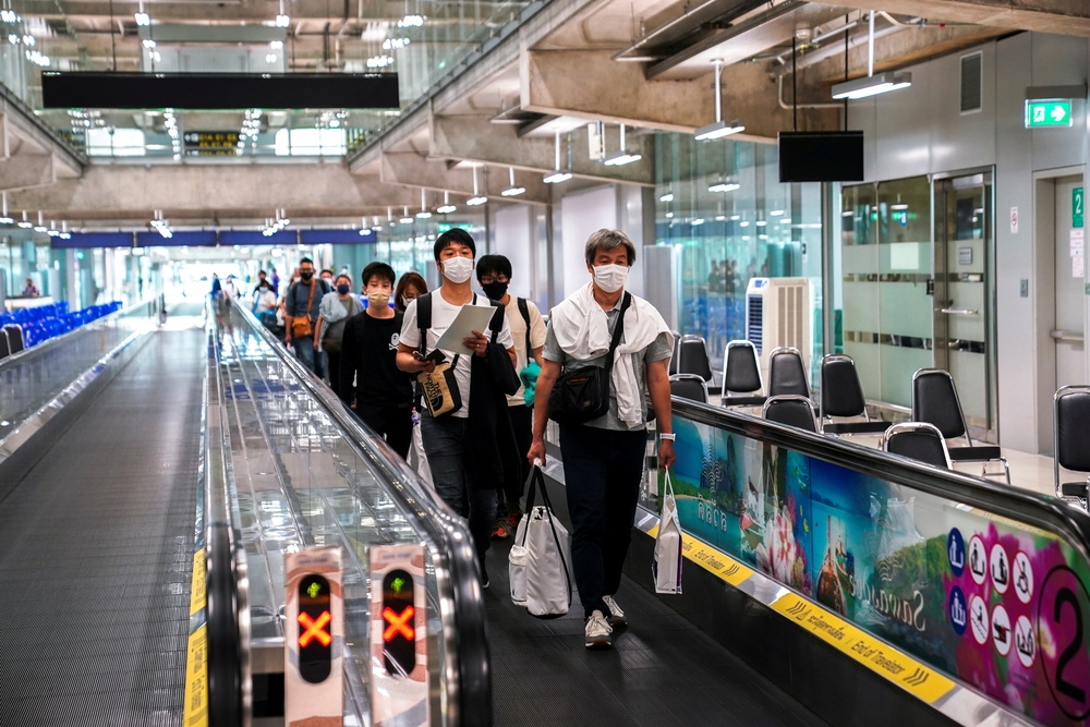 面對Omicron病毒株威脅，泰國啟動入境禁令與管制，外籍訪客需在機場接受快篩。（湯森路透）