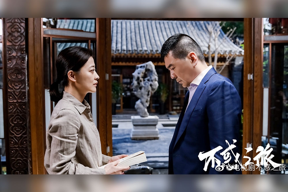 中國男星「皇上」陳建斌（右）和梅婷合作的《不惑之旅》標榜中年人的愛情，卻被指抄襲國外名著《簡·愛》。（取自不惑之旅微博）
