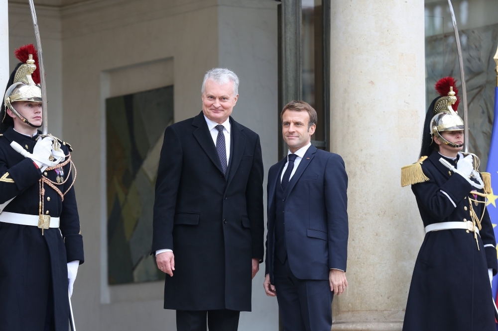 立陶宛總統瑙塞達（左）與法國總統馬卡洪（右）在愛麗榭宮會談。（湯森路透）