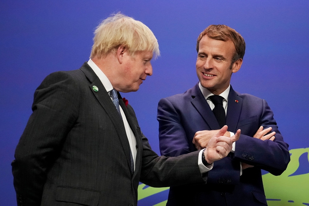 出席聯合國氣候峰會的法國總統馬卡洪（右）與英國首相強森（左）。（湯森路透）