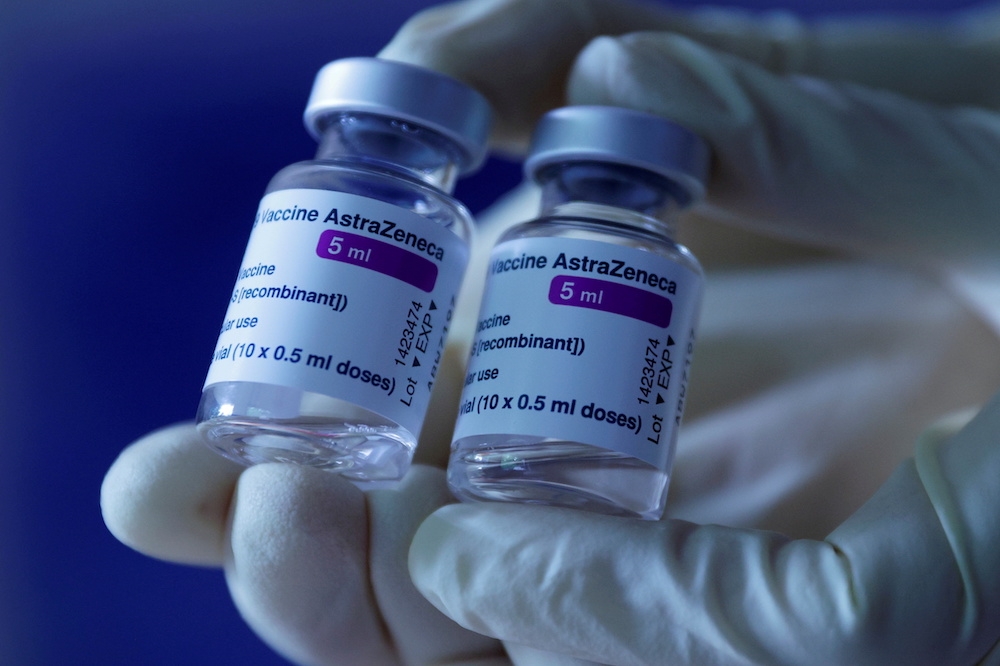 科學家找到AZ疫苗極罕見副作用血栓的觸發點。（湯森路透）