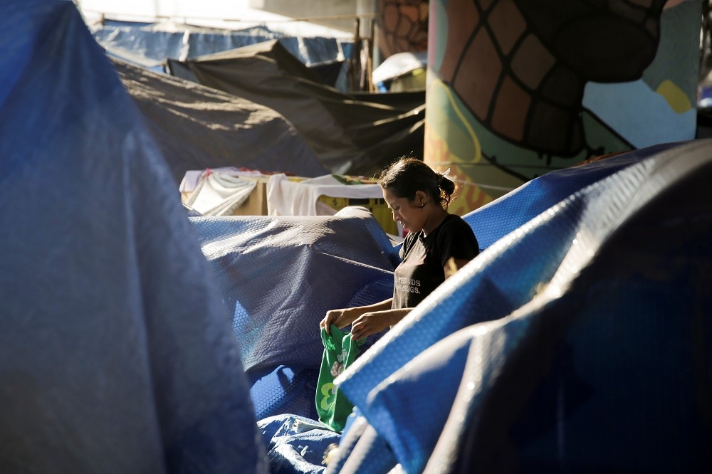 成千上萬的難民在美墨邊境等候庇護申請、臨時居住在帳蓬中。（湯森路透）