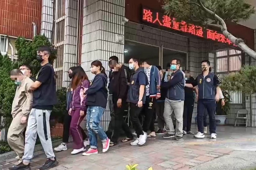 台中市警方破獲一起暴力討債集團，逮捕主嫌楊男及手下等16人，移送台中地檢署偵辦。（擷自全國即時報臉書）