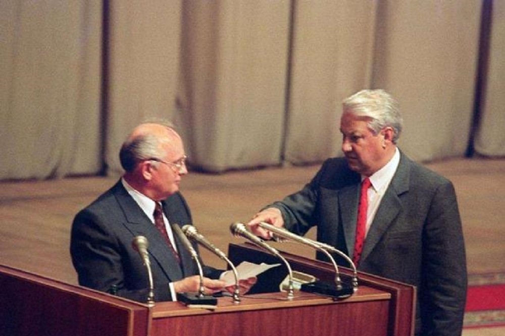 戈巴契夫（左）一再通過政治和法律手段壓制葉爾欽（右）的崛起，主要是擔心葉爾欽為代表的俄羅斯民族主義興起。（圖片取自網路）