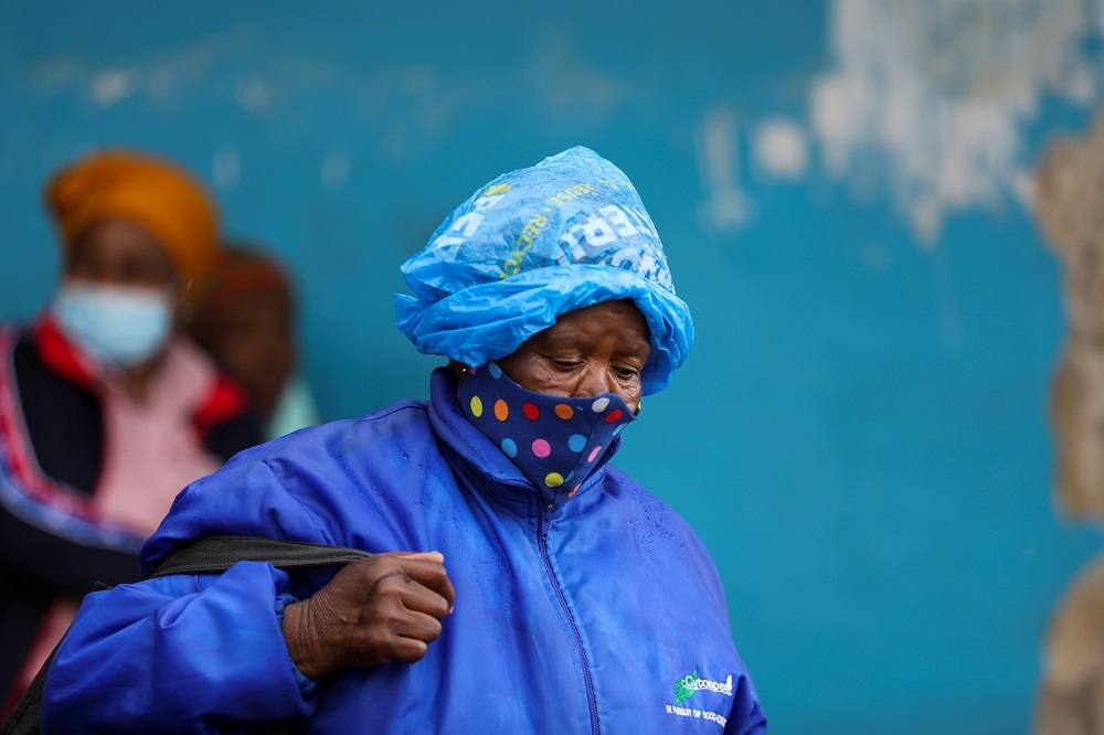 南非民眾配戴口罩、避免染疫。（湯森路透）