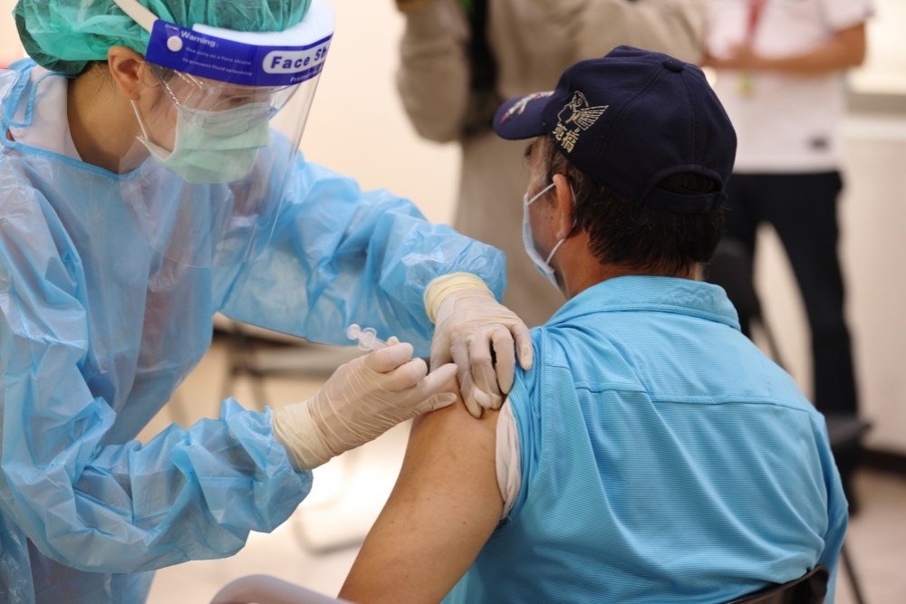 亞東醫院開放第3劑疫苗預約，4日上午開打，施打狀況熱烈，超過百人預約。（資料照片／陳愷巨攝） 