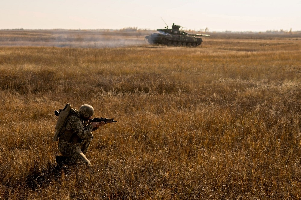 烏克蘭軍人在被俄羅斯併吞的克里米亞周圍地區進行軍演。（湯森路透）