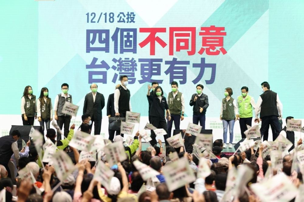 民進黨衝刺公投，12日「超級星期天」開始，將在台南舉行首場總統大選規模的數萬人大型公投造勢場。（資料照片／陳愷巨攝）