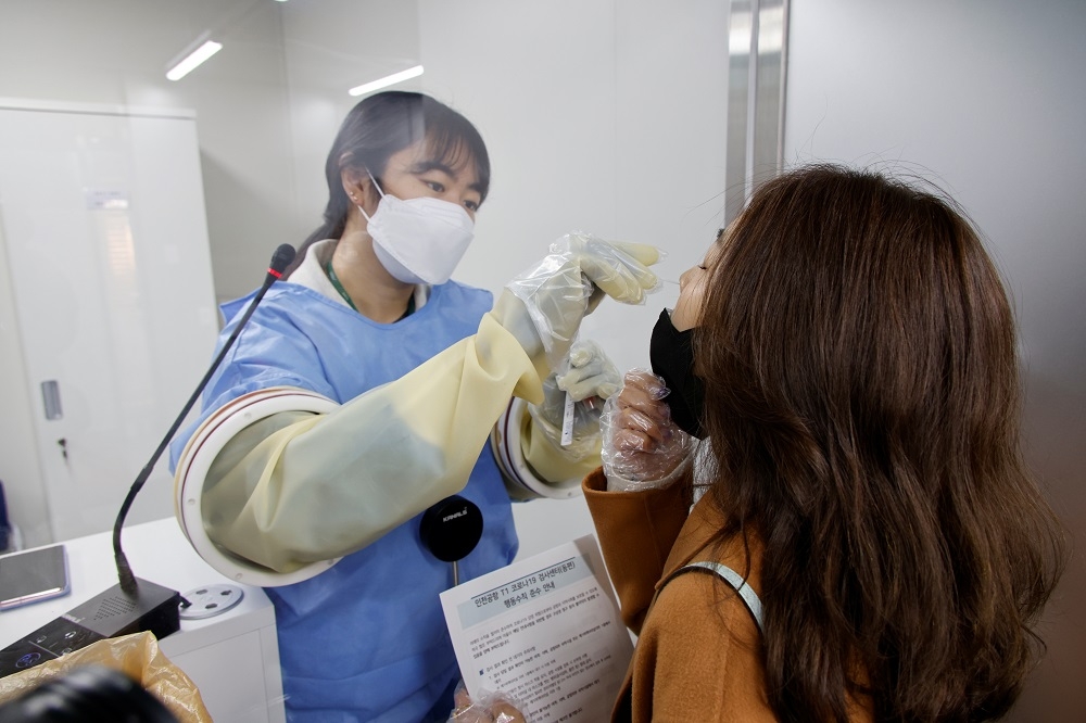 韓國疫情不樂觀，Omicron入侵國門、緊急重啟防疫管制。（湯森路透）